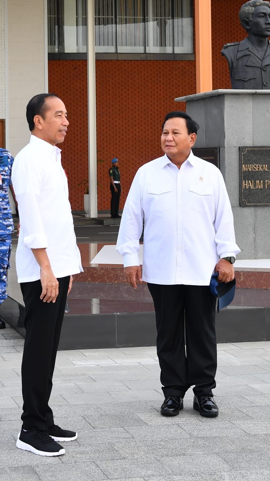 Kompak Berkemeja Putih, Jokowi-Prabowo Kunjungan Kerja ke Jawa Timur