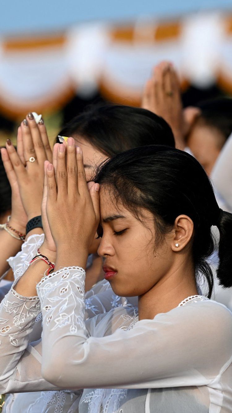 FOTO: Kekhusyukan Umat Hindu Bali Jalani Upacara Melasti Jelang Perayaan Nyepi