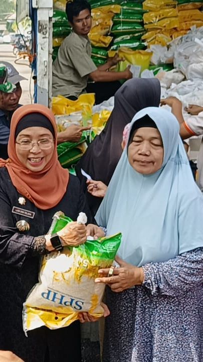 Perjuangan Nenek 60 Tahun Beli Beras di Kantor Bupati Batang: Gowes Sepeda sejak Jam 6 Pagi dan Antre 2 Jam