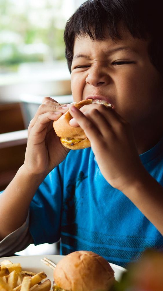 Bahaya Junk Food untuk Anak, Begini Cara Menjauhkannya