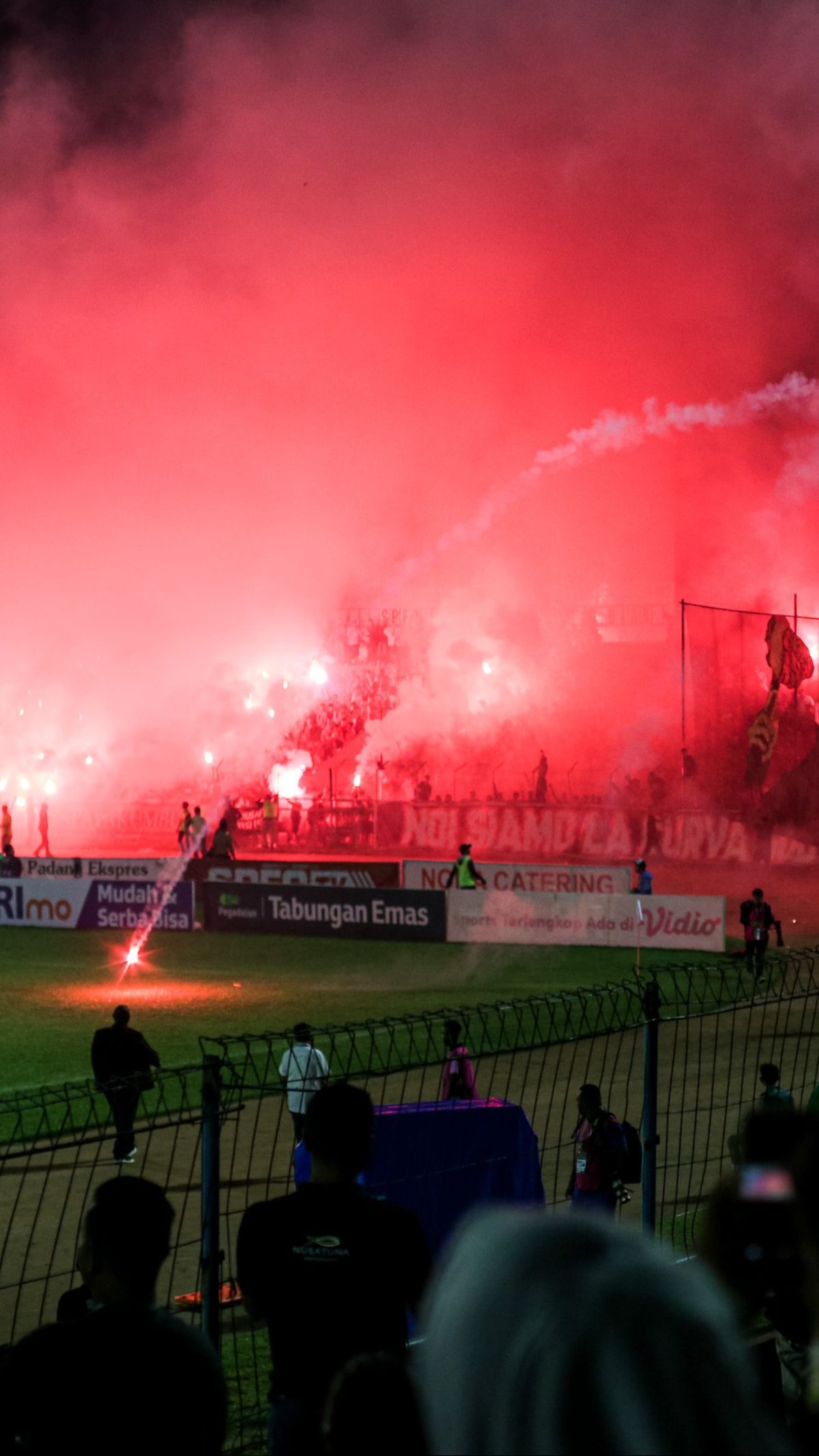 FOTO: Mencekamnya Kerusuhan di Laga Semen Padang vs PSBS Biak: Suporter Lempar Flare, Stadion Dipenuhi Asap