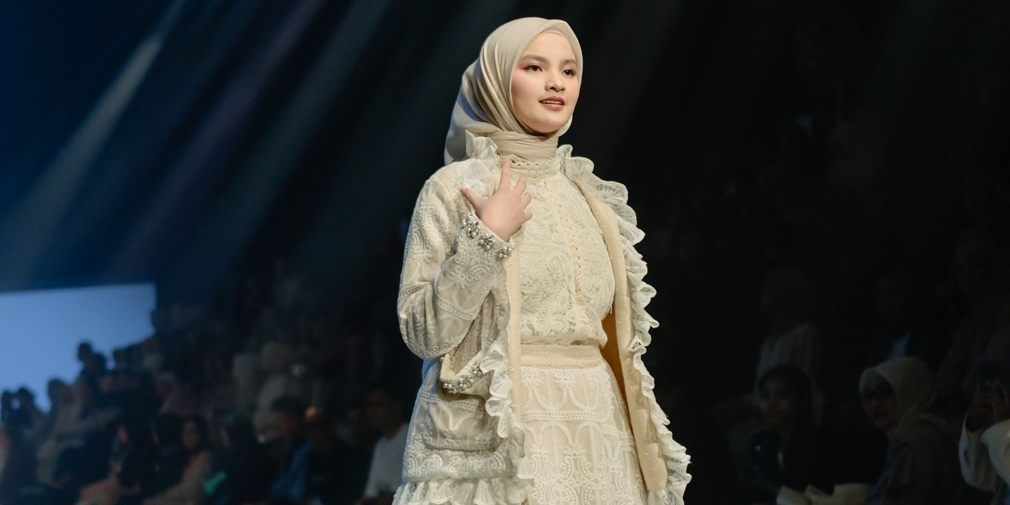 Potret Sabrina Anggraini Melenggang di Runway Mengenakan Busana Hijab, Tampil Satu Panggung Bersama Sang Adik Sama-sama Berparas Cantik