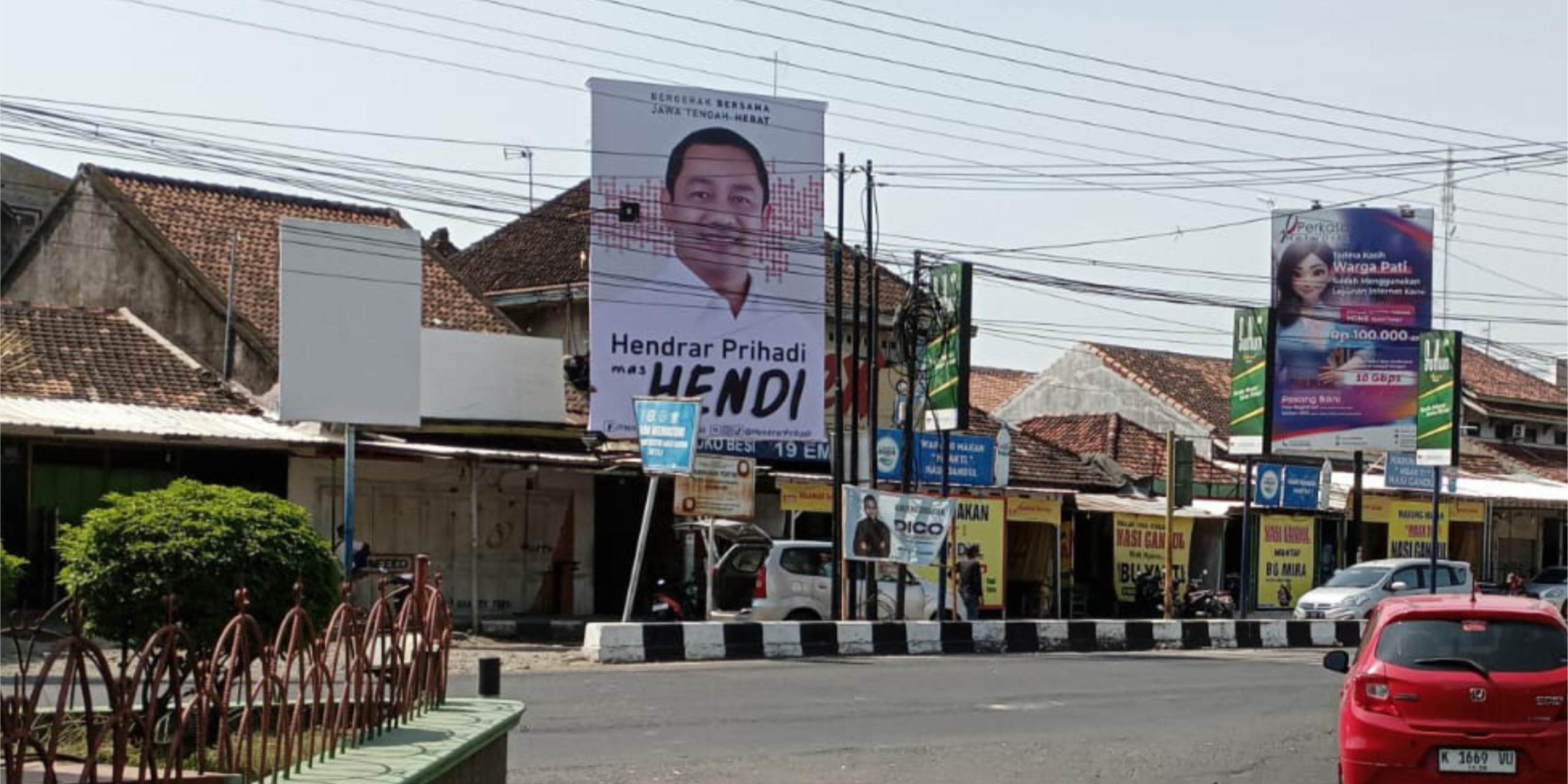 Relawan Gotong Royong Pasang Ribuan Spanduk dan Baliho Hendi di Jawa Tengah