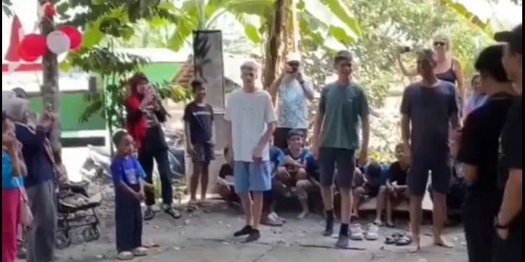 Ikut Semarakkan Hari Kemerdekaan Indonesia, Aksi Bule Ikut Lomba Balap Karung di Bantul Ini Viral