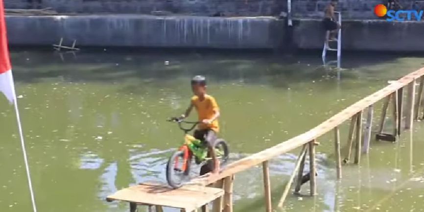 Serunya Lomba Bersepeda di Atas Sungai Surabaya, Tawa Anak-anak Pecah meski Gagal Menang