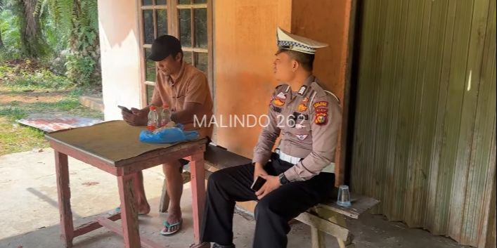 Truk Mogok 5 Hari, Sopirnya Pasrah Sampai Enggak Makan Untung ada Bripka Malindo Bawa Nasi Bungkus