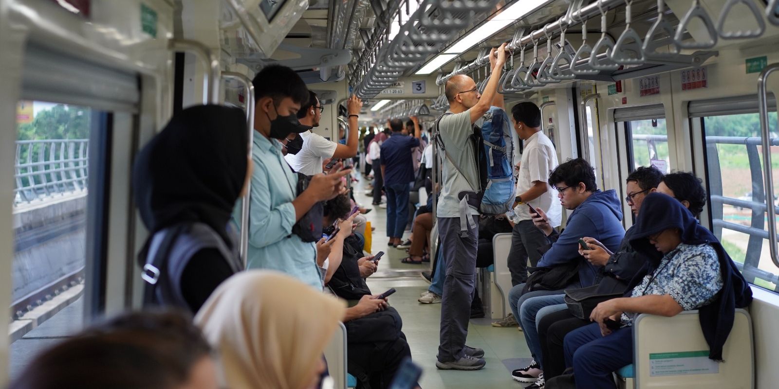 Pengguna LRT Tembus 452.774 Orang Dalam Kurun 6 Hari