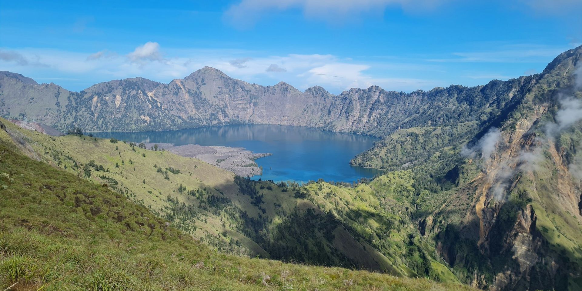 10 Gunung Terindah di Indonesia, Wajib Didaki Minimal Sekali Seumur Hidup