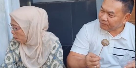 Usai Panen Cabai, Jenderal Dudung Duduk Santai Didampingi Istri Sambil Makan Cilok