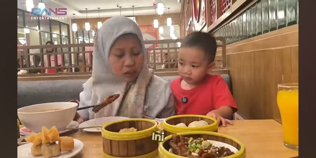 Usai Bulu Babi, Potret Rayyanza Kini Penasaran Makan Dimsum - Melongo Lihat Sus Rini Makan Ceker Ayam