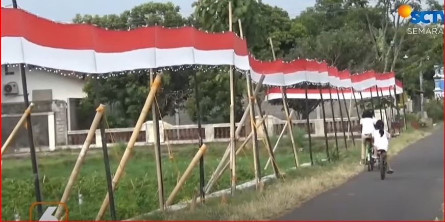 Berbagai Cara Unik Warga Jateng Rayakan HUT RI ke-79, dari Pengibaran Bendera di dalam Kolam hingga Penerbangan Lampion Harapan