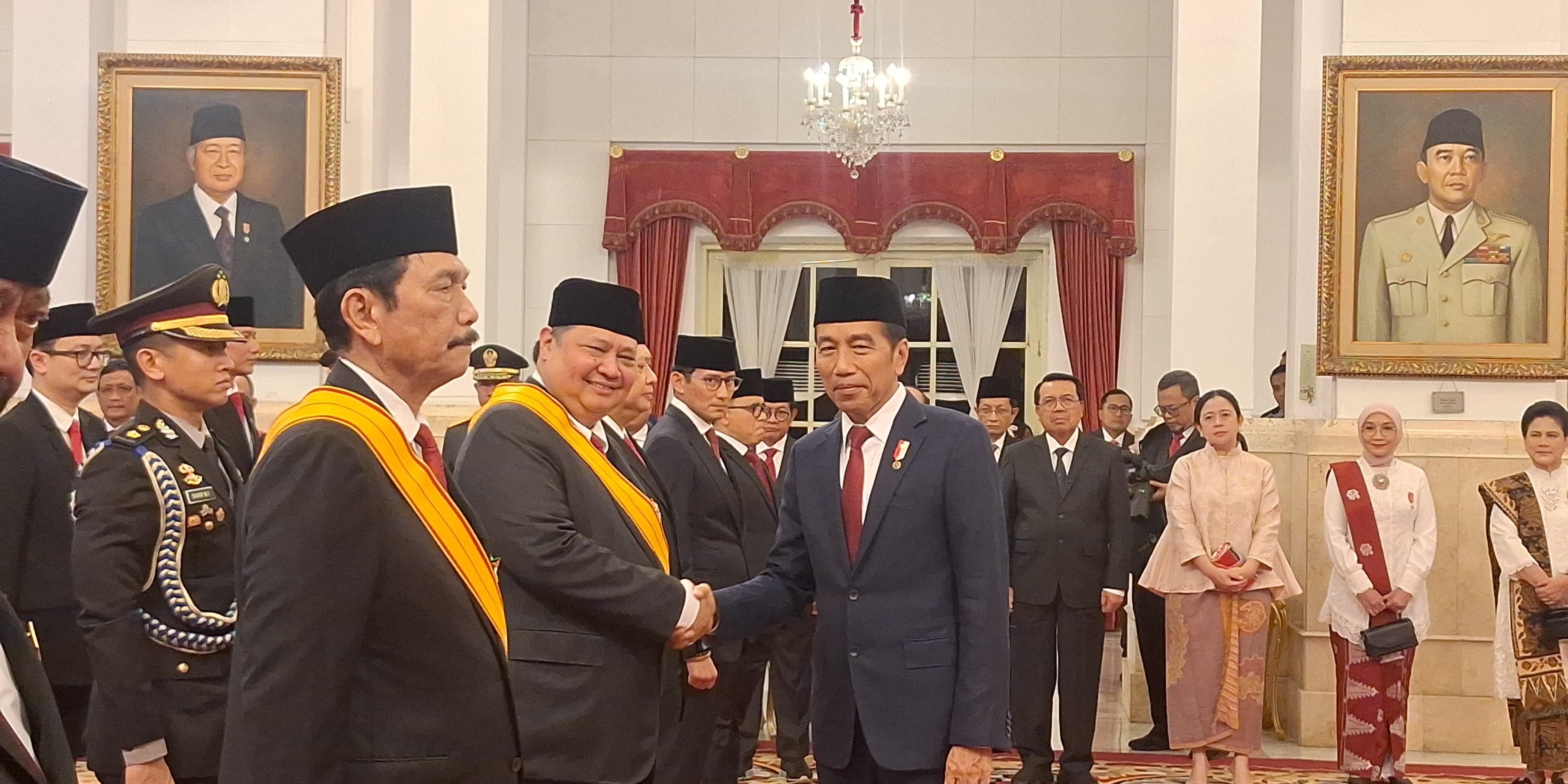 Usai Airlangga Mundur dari Ketum Golkar, Jokowi Anugerahkan Tanda Kehormatan