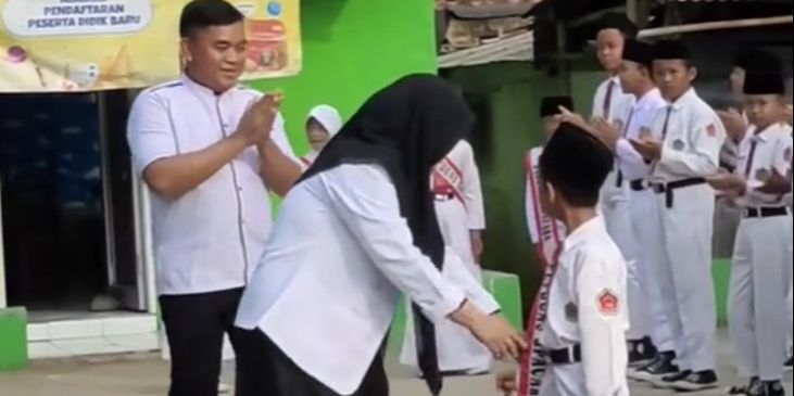 Momen Bocah Laki-laki Berkebutuhan Khusus Jadi Pemimpin Upacara, Respons dari Guru dan Teman Tuai Pujian