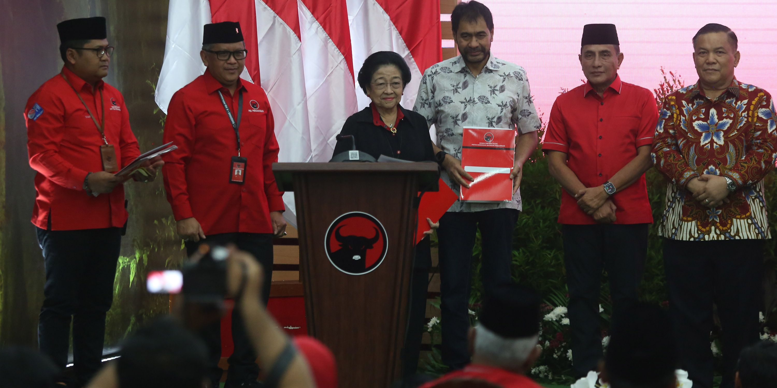 VIDEO: Mega Emosi Sambil Tunjuk-Tunjuk Dibilang Intimidasi Kapolri 