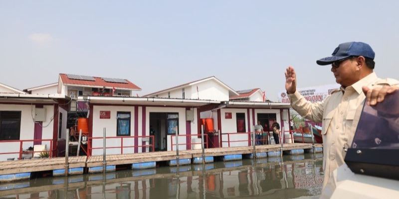 Prabowo Tinjau Rumah Terapung untuk Warga Terdampak Banjir Rob di Muara Angke