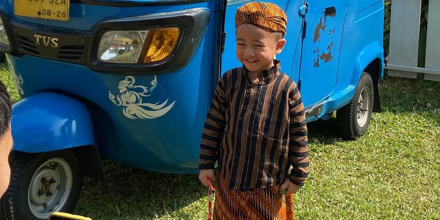 Lucunya Rayyanza Pakai Beskap di Sekolah, Gemas Pose di Depan Bajaj