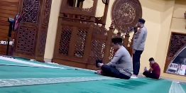 Momen Jenderal Bintang Dua Polri Salat Subuh di Masjid Berseragam Lengkap Banjir Sorotan