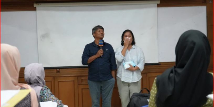 Orang Tua Mahasiswa Ini Ikut Kuliah di UGM Gantikan Anaknya yang Telah Tiada, Begini Kisah Sedih di Baliknya