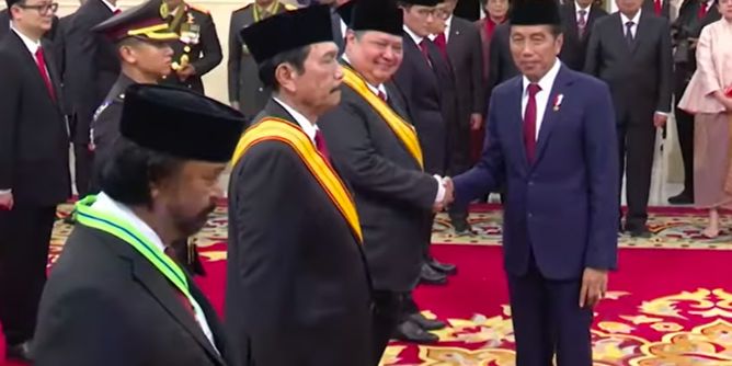 VIDEO: Momen Surya Paloh Tertunduk, Luhut Tegap & Airlangga Senyum Lebar Terima Penghargaan Jokowi