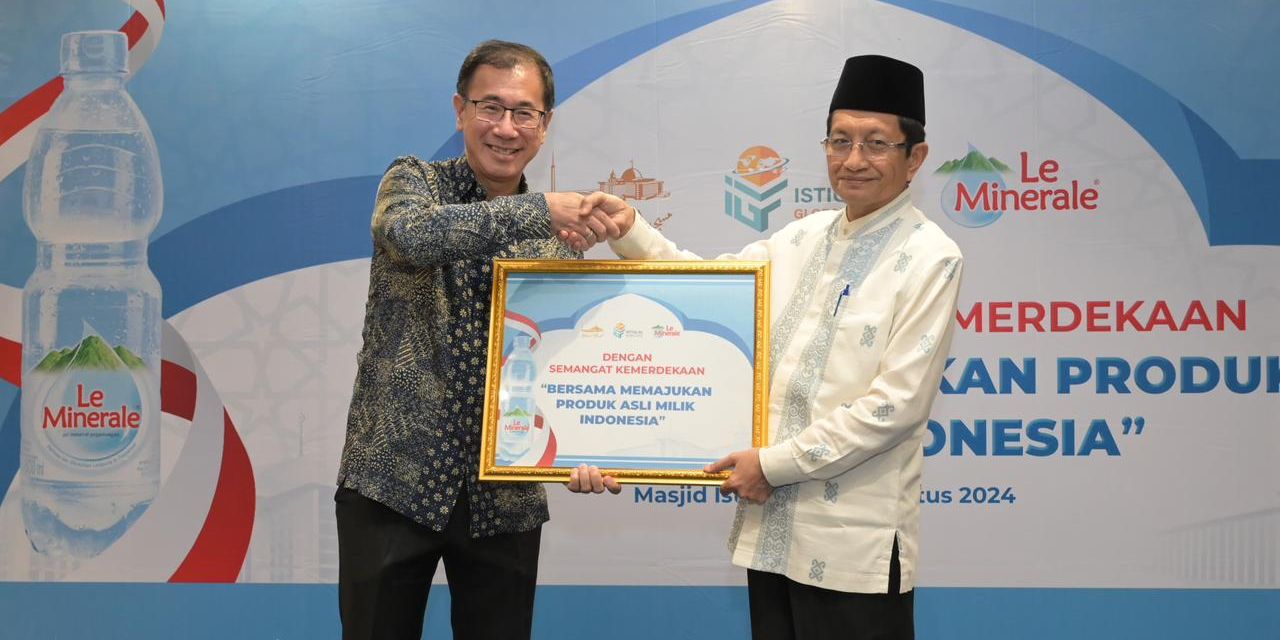 Dukung Produk Asli Milik Indonesia, Ahsan dan Dude Herlino Bangga Masjid Istiqlal Pilih Le Minerale