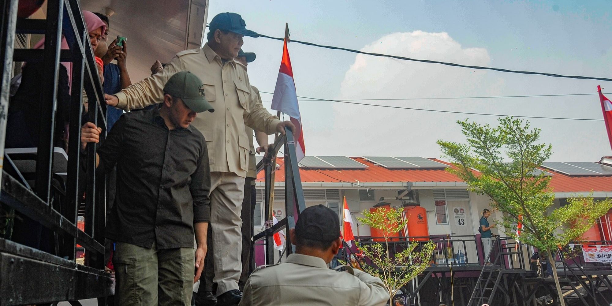 VIDEO: Peluk Cium Prabowo Buat Anak-Anak Muara Angke, Emak-Emak Sampai Gemetar Foto Bareng