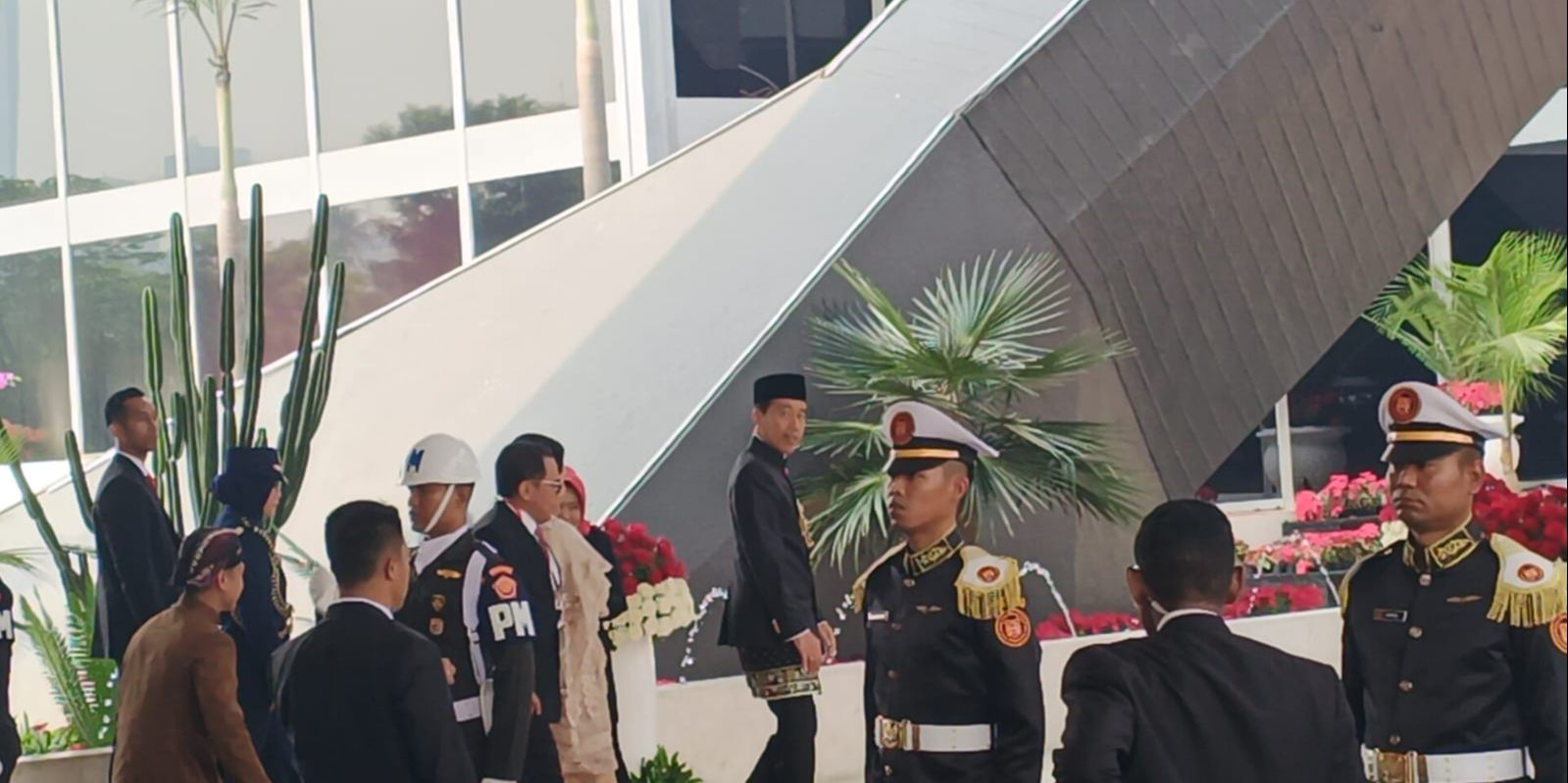 Potret Presiden Jokowi Kenakan Baju Adat Betawi Hadiri Sidang Tahunan MPR Didampingi Ibu Negara