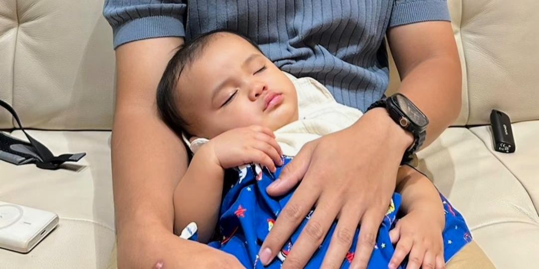 Sweet! 7 Potret Azura saat Tertidur di Pangkuan Azriel, Aurel Hermansyah Sampai Bilang Begini