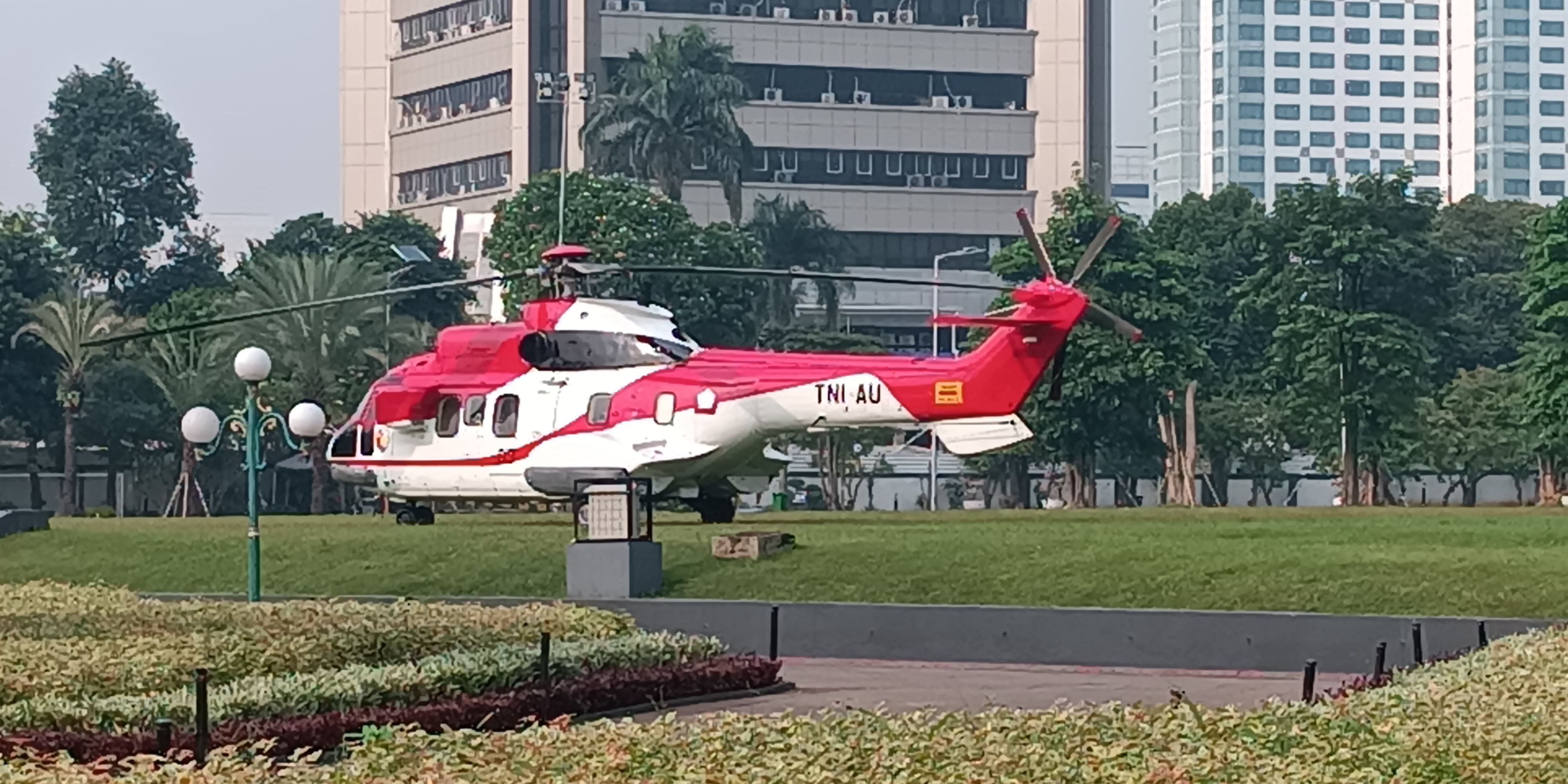 Melihat Dekorasi Luar Ruang Sidang Tahunan MPR RI, Ada Helikopter Merah-Putih Mejeng di Lapangan