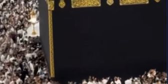 Penampakan Jemaah Asal Indonesia Jadi Manusia Terkecil di Depan Kabah Jadi Sorotan, ini Potretnya