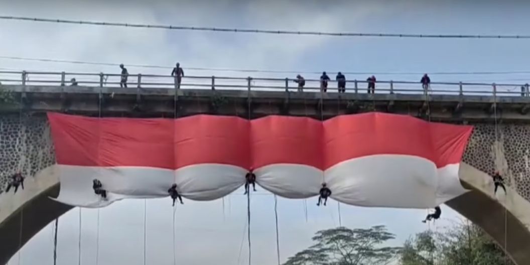 Sambut HUT ke-79 Republik Indonesia, Aksi Mapala Kibarkan Bendera Merah Putih Raksasa di Jembatan Kebumen Ini Curi Perhatian