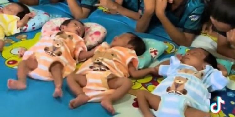 Momen AIUEO Anak Kembar 5 Datangi Rumah Bayi Kembar 5 di Indramayu Ini Viral, Curi Perhatian