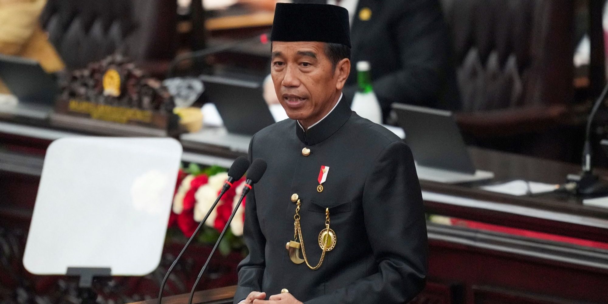 VIDEO: Penampilan Jokowi Pakai Baju Adat Betawi Sampaikan Pidato Kenegaraan Terakhir di MPR/DPR