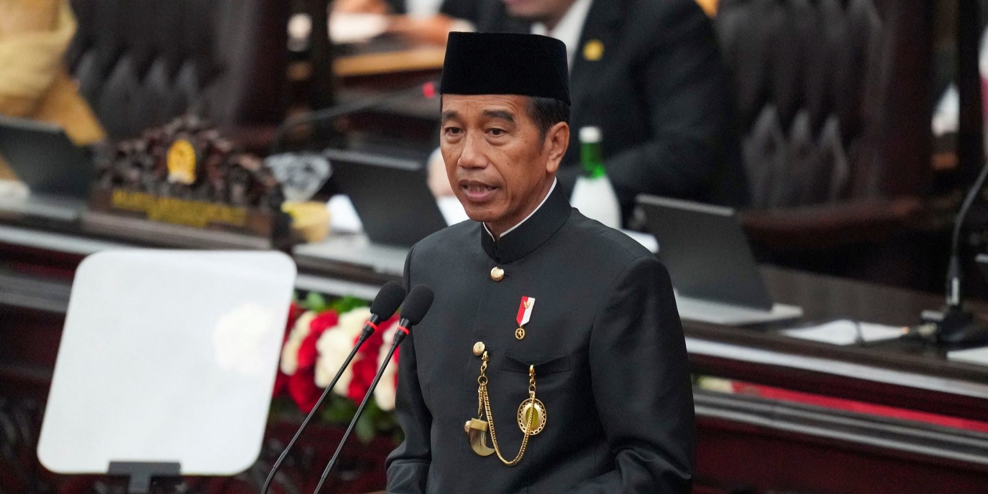 VIDEO: Menengok Gaya Presiden Jokowi Berbaju Adat Betawi di Gedung DPR, Dikawal Ajudan 'Jawa'