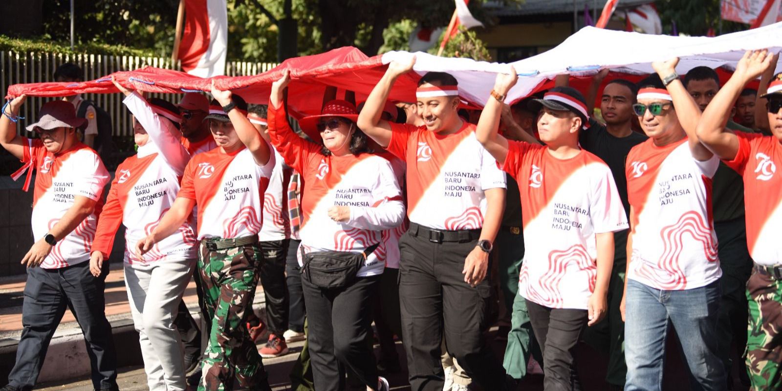 Pj Wali Kota Kediri Zanariah Ikuti Kirab Merah Putih Raksasa