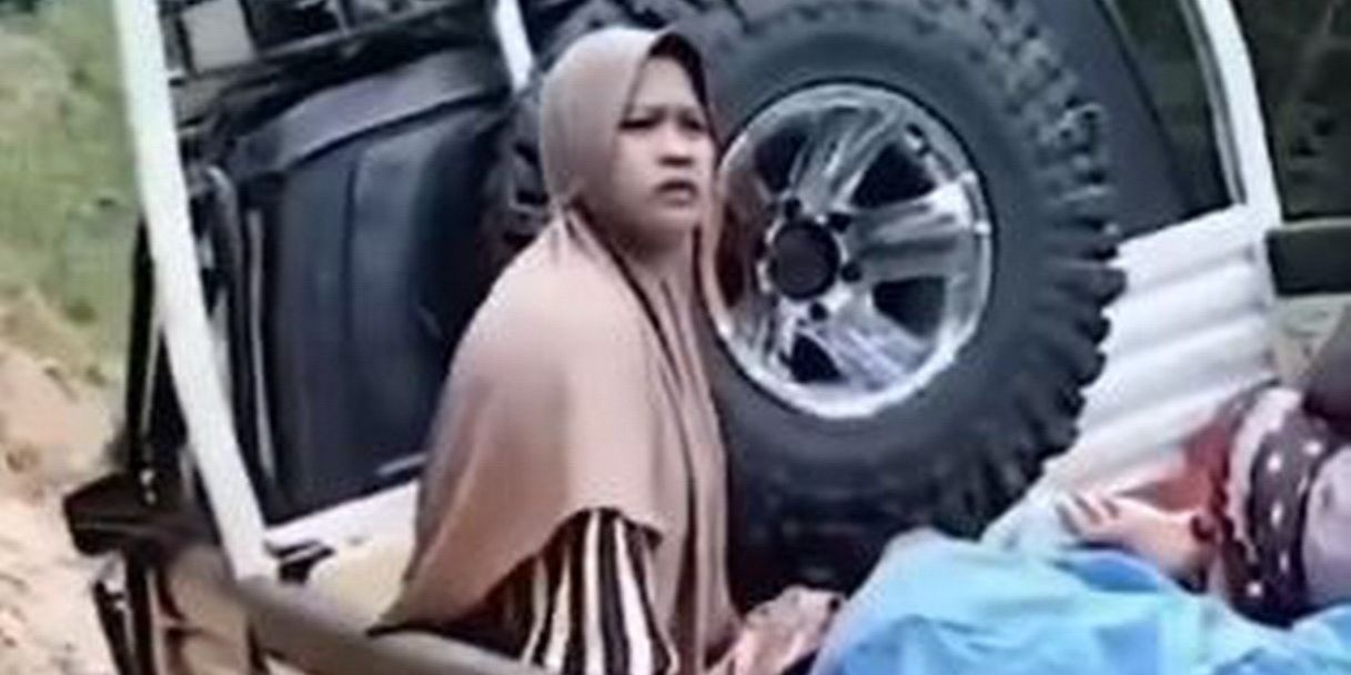 Mobil pikap yang mengangkut ibu hamil terjebak di jalan rusak di Kalimantan Selatan menjadi viral.