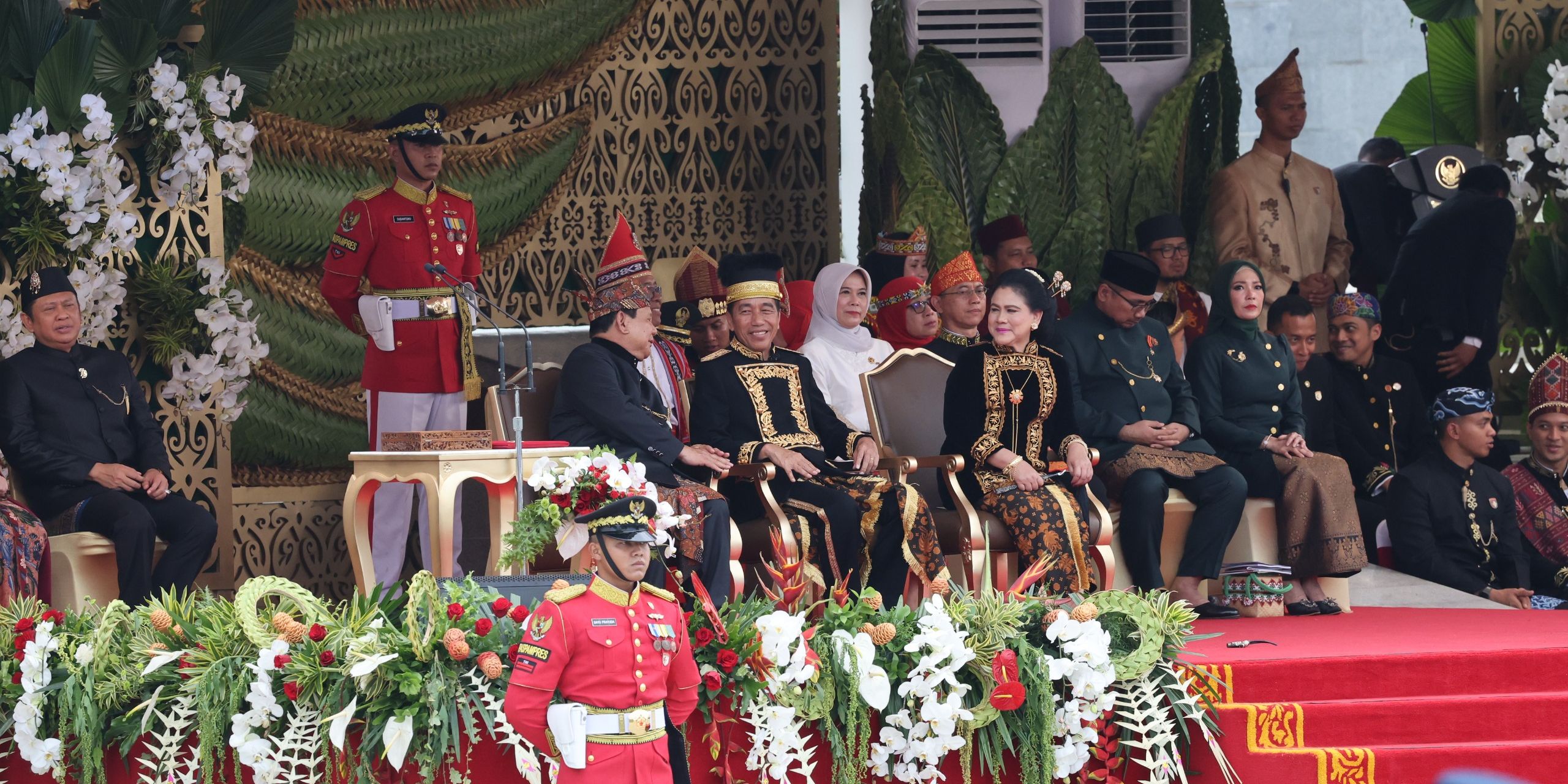 VIDEO: Senyum Tipis Prabowo & Lirikan Jokowi, Sukses Paskibraka Kibarkan Merah Putih di IKN