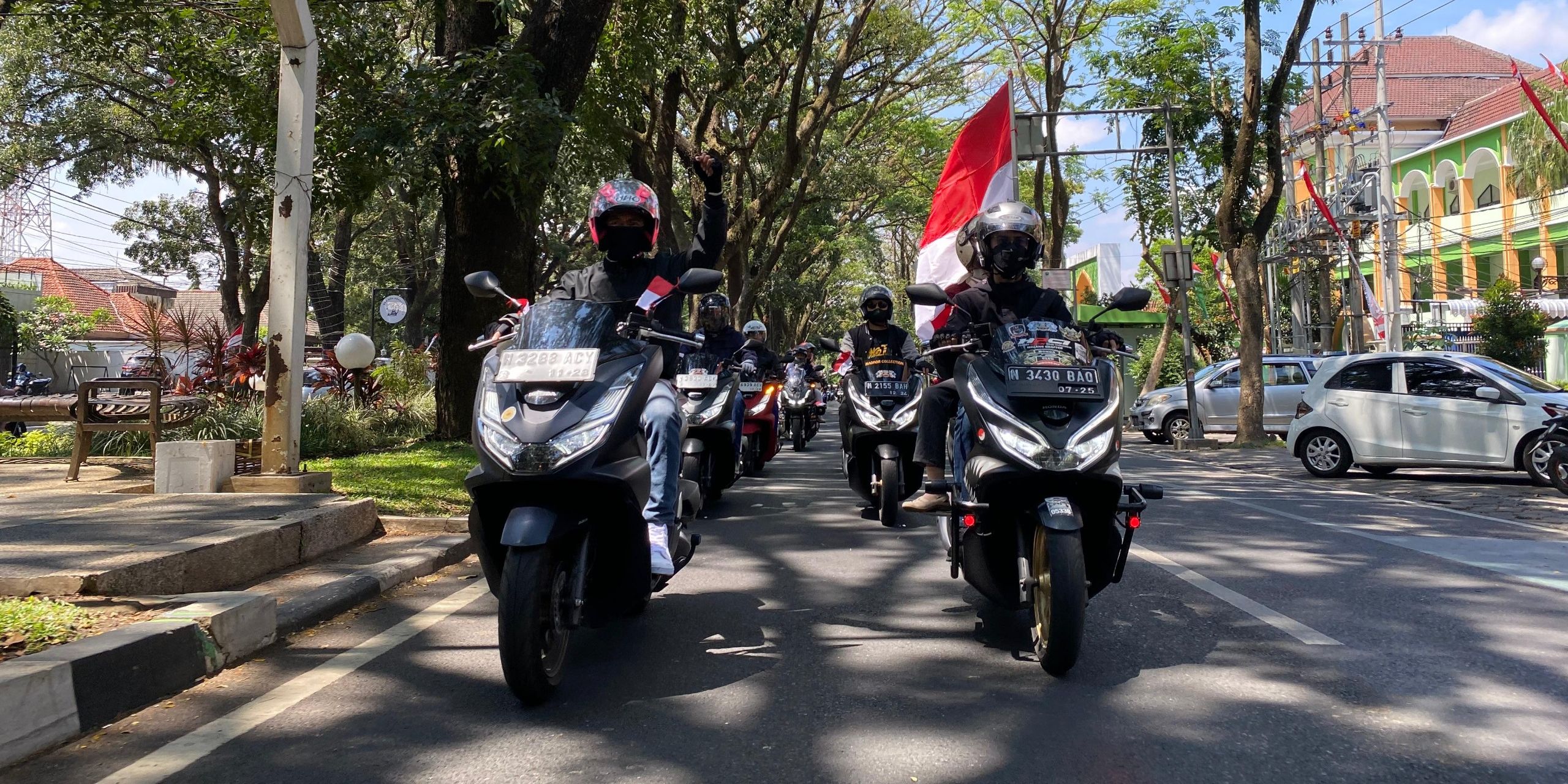 Ratusan pengendara Honda PCX di Malang merayakan HUT RI ke-79 melalui kegiatan turing dan aksi sosial.