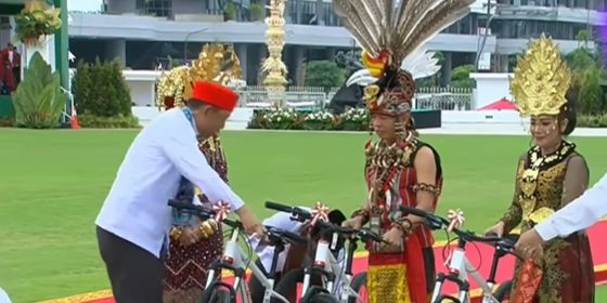 Dapat Hadiah Sepeda Bertulisan 'Sepeda Presiden Jokowi' Ini Deretan Pemenang Busana Adat Terbaik di Upacara HUT Ke-79 RI di IKN