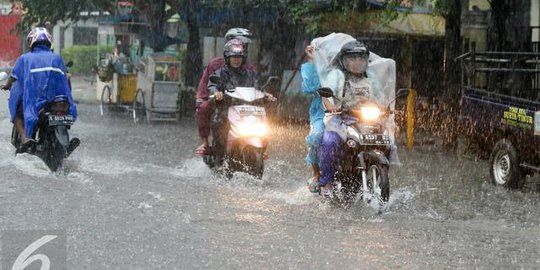 Waspada! Wilayah Ini Diprediksi Hujan Deras Disertai Petir dan Angin Kencang