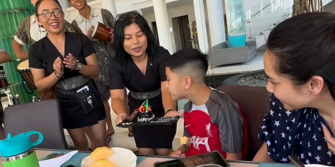 Dapat Surprise dari Pihak Hotel di Bali, Ekspresi Rafathar Datar dan Cuek jadi Sorotan