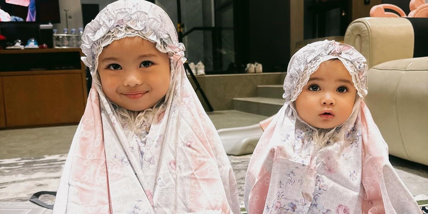 7 Potret Ameena dan Azura saat Ikut Salat Berjamaah Bersama Atta Halilintar & Aurel, Kompak Pakai Mukena Lucu Banget!