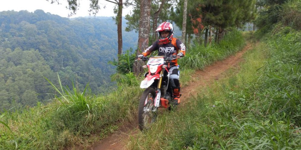 Cara Belajar Berkendara Motor Trail Tanpa Risiko Terjatuh