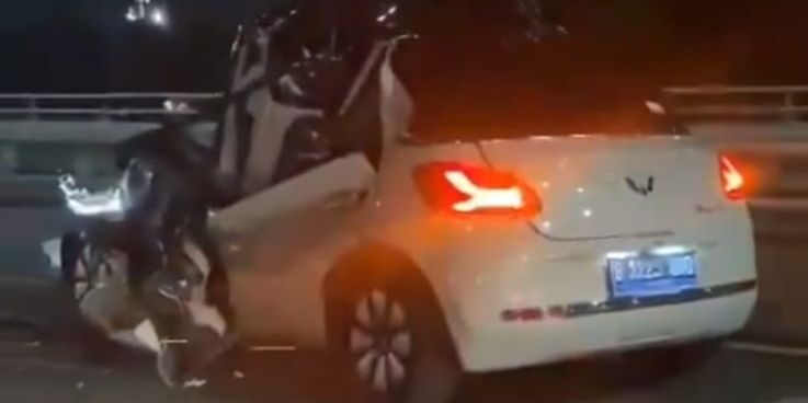 Wuling Binguo EV mengalami kecelakaan parah yang mengakibatkan atapnya terlepas