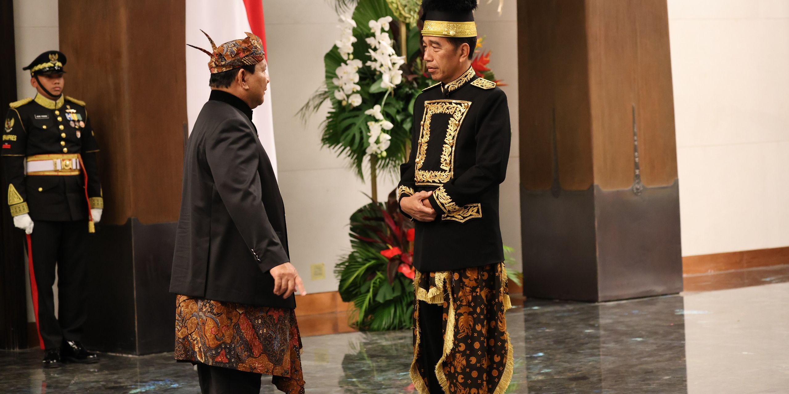 VIDEO: Kasta Tertinggi Baju Adat Kustin Dipakai Jokowi di Kesultanan Kutai Kartanegara