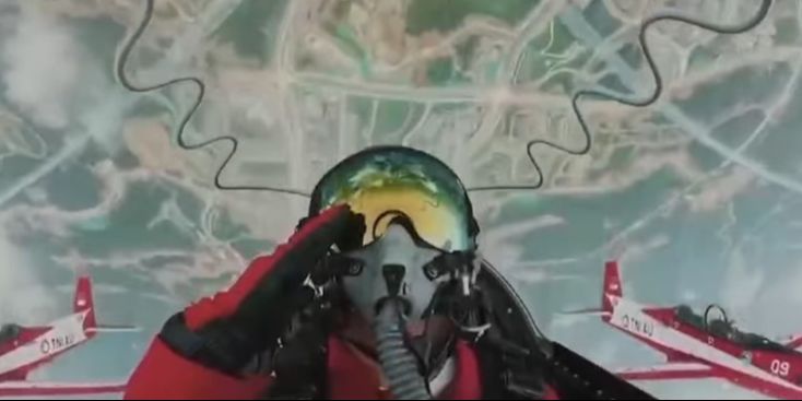 VIDEO: Atraksi Menegangkan Tim Jupiter Aerobatik TNI AU di Langit IKN, Meriahkan HUT ke-79 RI