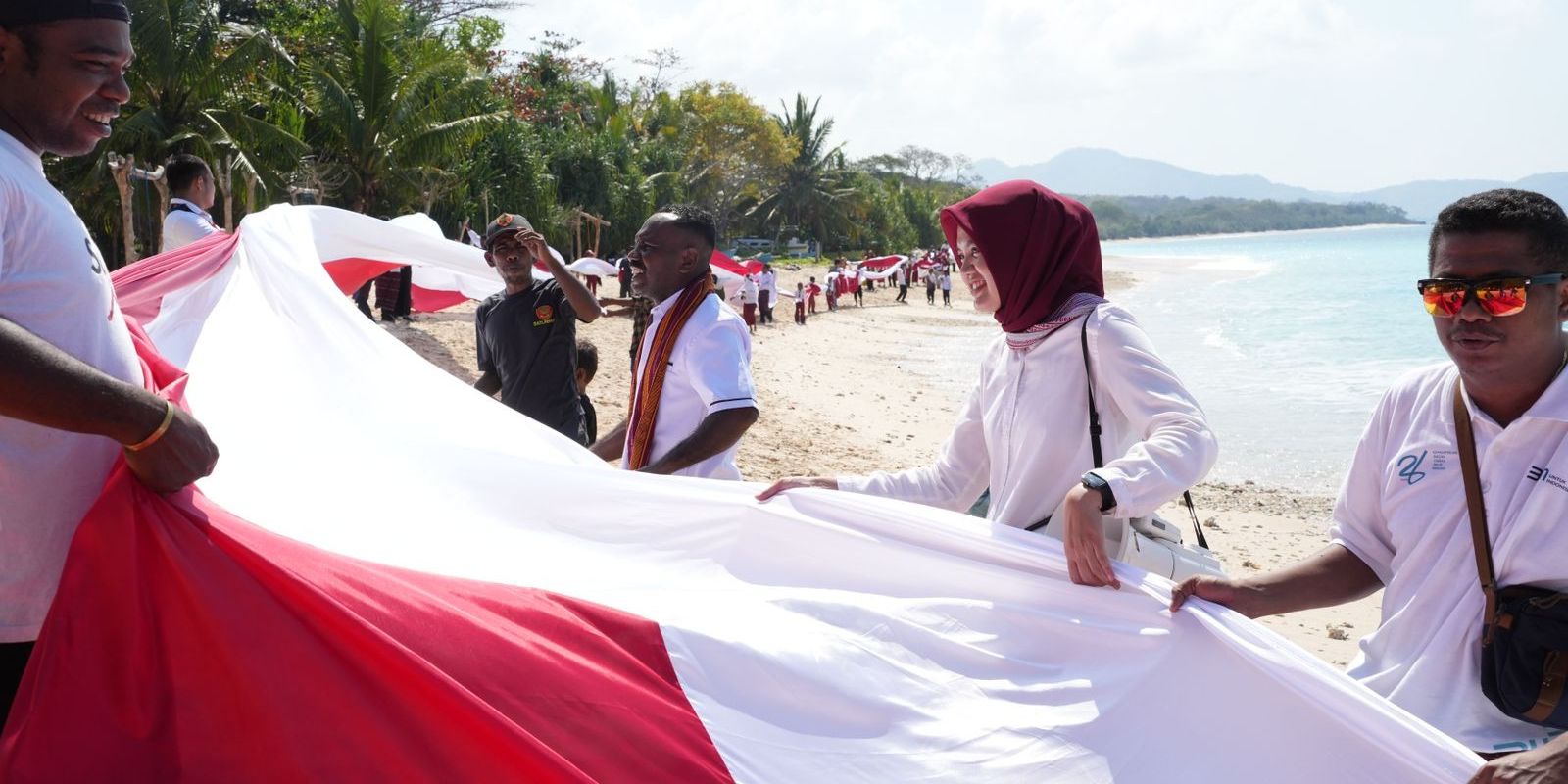 Rayakan HUT RI, Bendera Merah Putih Dibentangkan Sepanjang 1 Km di Pantai Nusantara