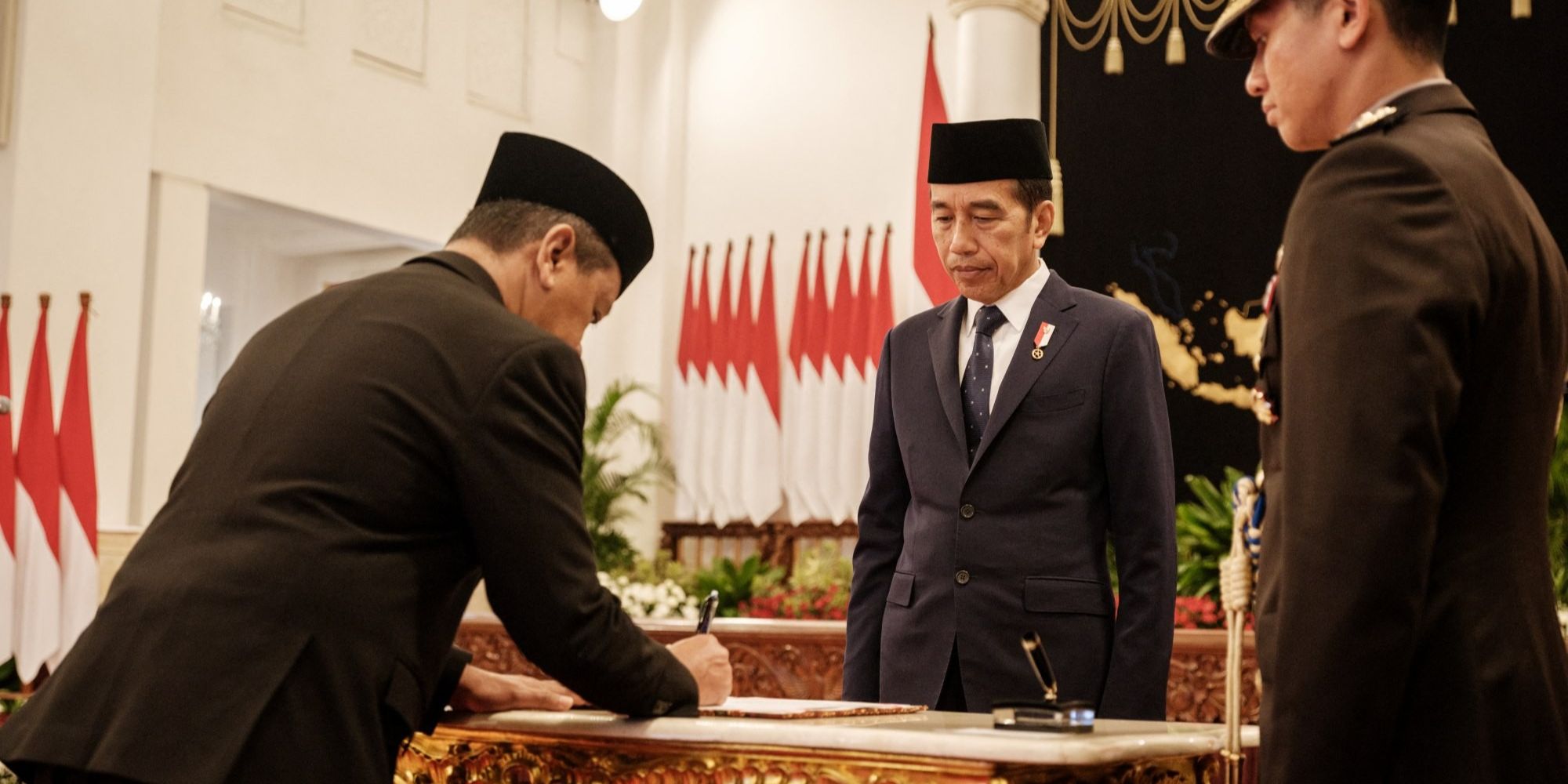 VIDEO: Jokowi Reshuffle Kabinet, Bahlil Jabat Menteri ESDM Salam 'Adu Kepala' dengan Airlangga