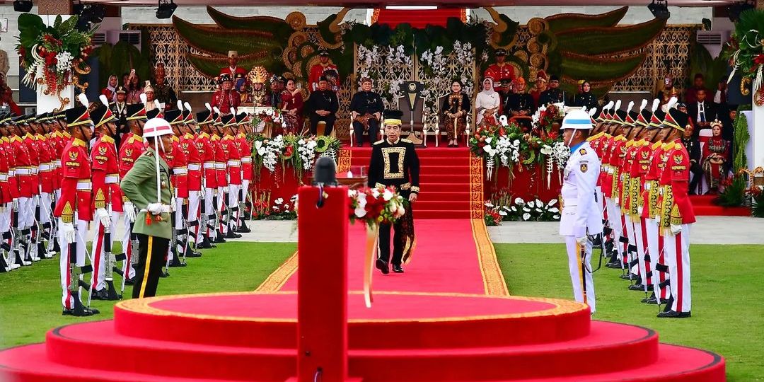 VIDEO: Momen Jokowi Terus Berdiri Lupa Disuruh Duduk saat Upacara Penurunan Bendera di IKN