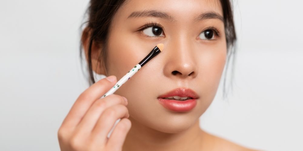 Pakai Concealer di Bawah Mata Malah Sering Terlihat Crack? Coba Ikuti Trik Ini!