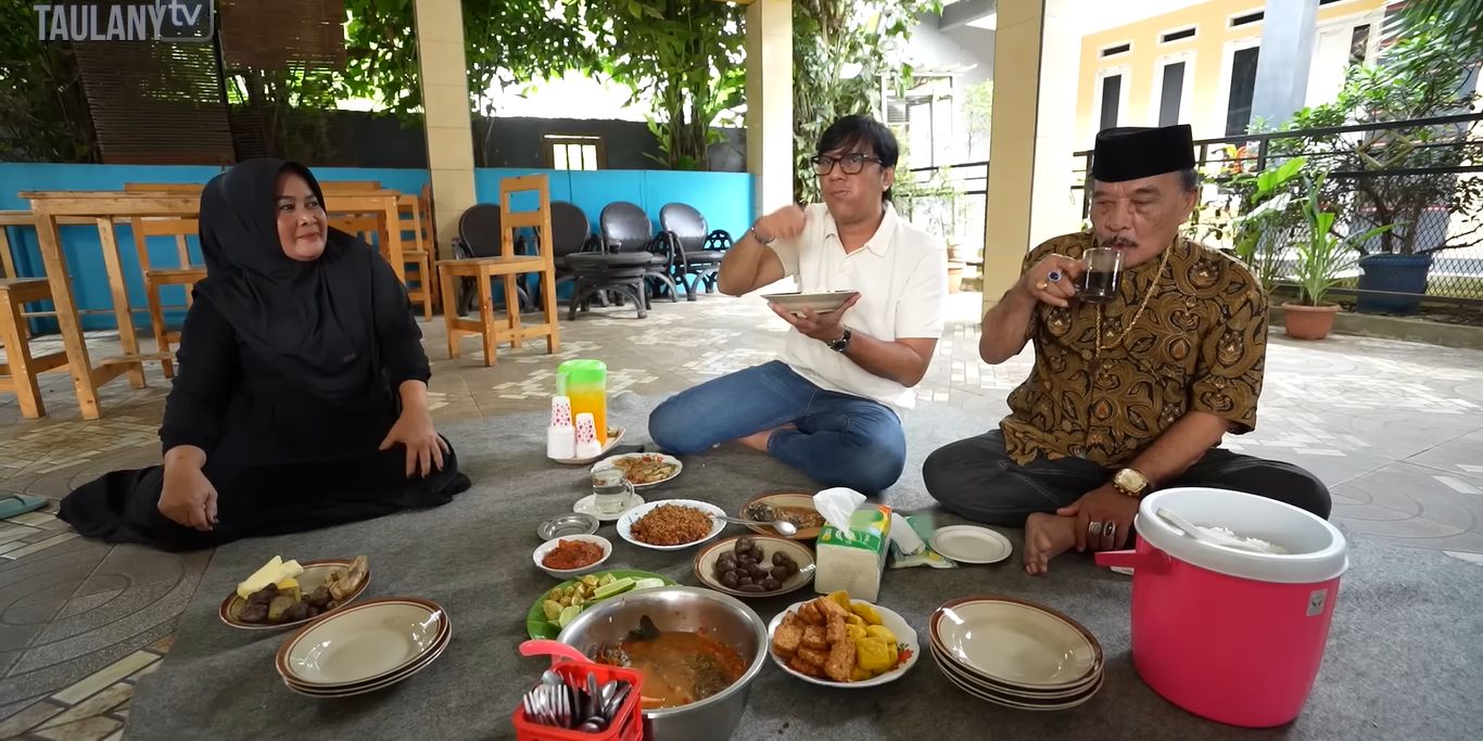 Dimasakin Ikan Pecak Khas Betawi, Andre Taulany Begitu Lahap Makannya di Rumah Haji Bolot